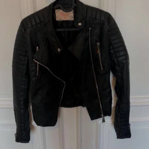 Skinn jacka  - Jätte fin skinn jacka från chiquelle tror jag. Inga defekter och är i jätte bra skick