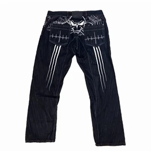 Baggy jeans med tryck där bak - Sjukt feta jeans men kommer inte till användning+behöver pengarna🥲man behöver bälte till byxorna eftersom de är rätt stora! De är i man storlek! Frakt tillkommer på 66kr 🥰 (köpte de här på Plick+de 2 första bilderna är lånade!) köpa direkt: 300