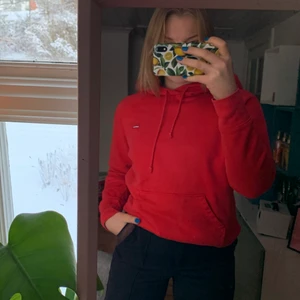 Röd hoodie från Levi’s - Jättefin röd hoodie från Levi’s💞💞 köparen står fär frakten