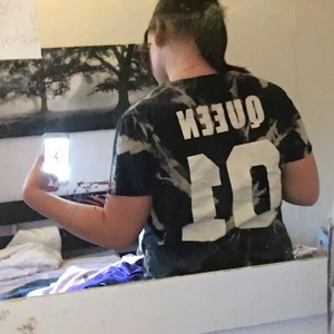 Queen tröja - Jätte fin tröja med brun aktiga mönster på. Ryggen så står det Queen 01