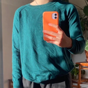 Grön stickad tröja - Grön stickad tröja från Lindex men köpt second hand. Grönare i verkligheten än på bilderna storlek s men passar även m. Lite nopprig men inget som syns när man använder den. 