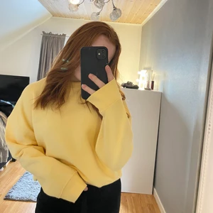 Sweatshirt  - Världens skönaste sweatshirt som jag dock aldrig har använt, lappen är kvar💞