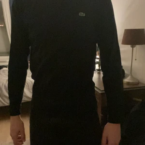 svart Tröja från lacoste  - Lacoste tröja med tryck på bröst. Storlek M, jag är 186.