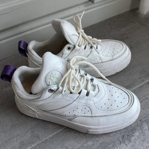 Eytys Sidney sneakers  - Säljer mina snygga vita eytys, Sidney sneakers, knappt använda. Jag har vanligtvis storlek 38 men har 37 i dessa då de var ganska stora i storleken. Säljer då de inte kommer till användning då jag är mellan 37-38 i dessa storleksmässigt. Nypris 1900kr