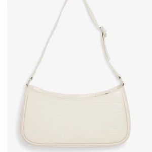 Axelväska  - En vit axelväska köpt från Monki. Aldrig använd!! Köpt för 200kr jag säljer för 80kr Jättefin verkligen. 