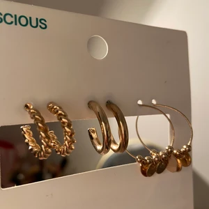 HELT nya örhängen  - Superfint 3 pack örhängen från hm i guld! 