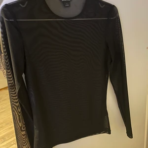 Långärmad tröja Monki  - Säljer min as coola långärmade tröja från Monki. Den är i ett väldigt genomskinligt tyg men jätte snygg om man har någon snygg topp under. Storlek S men skulle säga att den passar Xs o M också då tyget är väldigt stretchigt. Köparen står för frakten!❤️