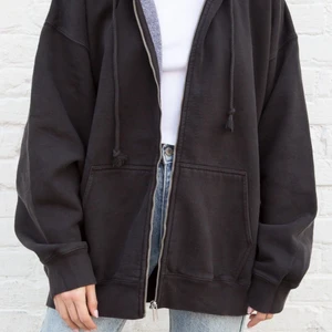 Christy hoodie brandy melville - Superfin och skön zip up hoodie från brandy Melville! Använd typ en gång så i väldigt bra skick. Den är i storlek L/XL men funakr verkligen på alla. Jag själv är S och den sitter jättefint och lite oversized då. Möts helst upp i centrala Stockholm☺️