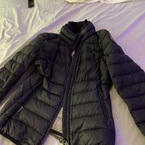 Parajumper jacka - Säljer denna jacka pågrund av att den är för liten. Den har ett hål som man ser på bilden, kan såklart lagas. Och den är lite skitig på höger sidan av jackan men går att tvätta. Därav det nedsatta priset💗