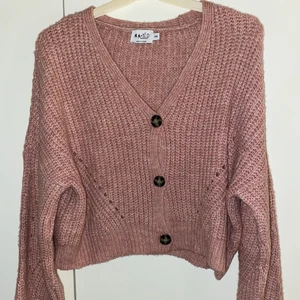 Rosa kofta - Superfin rosa kofta köpt från NAKD 1 år sen för ca 300kr. Knappt använd. Den är i storlek xxs men oversized så som S i storlek. Frakt 66kr tillkommer💜