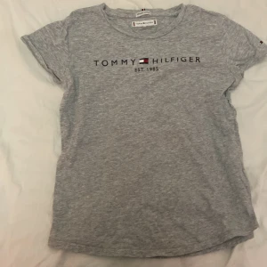 t-shirt  - säljer den här tommy hilfiger tröjan i storlek 152. Den är för liten för mig 💋