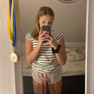 Basic you storlek 158/164 - Jag säljer dena super finna tröjan som är i bra sick jag säljer den för att den är för liten och kommer inte till användning❤️