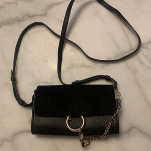 Chloé väska - En svart liten Chloe faye wallet bag som bara är använd en gång! Jättefint skick och är perfekt som kvälls väska!