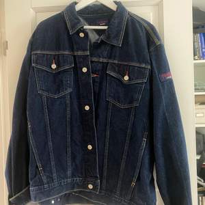 Säljer denna jättefina Tommy hilfiger jeansjacka! Köpte den vintage för 800 kr, använd 1 gång❤️ inga defekter!