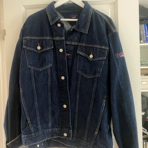 Tommy hilfiger Jack i mörkblå tvätt - Säljer denna jättefina Tommy hilfiger jeansjacka! Köpte den vintage för 800 kr, använd 1 gång❤️ inga defekter!