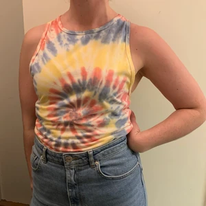 Tiedye-body från STAY - Sparsamt använd body💛💗💙