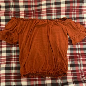Topp - Jättefin topp som är off shoulder men man kan även ha den som en t-shirt. Använt 1 gång typ. Köparen står för frakt 