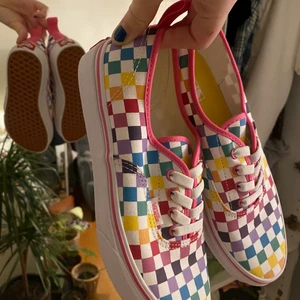 Vans - Köpte de skorna för ett bra tag sen men insåg inte att det var barnstorlek 38 så de passar för en lite mindre fot😬 skulle tippa på typ 36/37;) de är inte heller för de med breda fötter tyvärr!                                                 Helt nytt skick som ni antagligen kan gissa er till:)