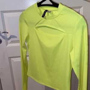 Neon grön tröja från hm, storlek S - Köpt för 200kr säljs för 120kr, använt den 1 gång, funkar i M också.