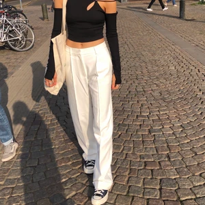 Kostymbyxor  - Slutsålda och supersnygga kostymbyxor i vitt från Hanna Schönbergs kollektion med Nakd :) Första bilden är hur den sitter på mig som är ca 1,70 lång! Liten defekt finns (se bild 3) men går säkert bort med lite fläckborttagning, i övrigt inga direkta defekter! 400kr + 66kr spårbar frakt🥰