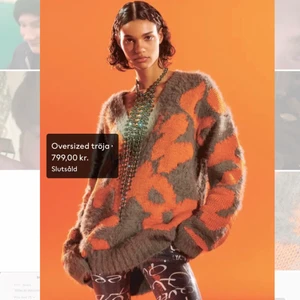 H&M Studio A/W 2021 sweatshirt  - Säljer en sweatshirt använd endast 1gåbg pga inte min stil, den är från H&M Studios senaste kollektion. Tröjan är stickad och i stl XS, men modellen är oversized så den passar alla storlekar❤️