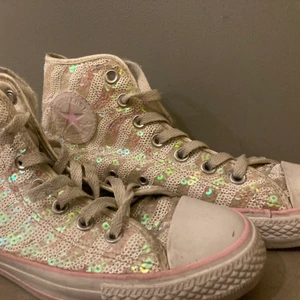 Converse - Jätte fina och unika converse men som tyvärr int passa mig då jag har storlek 39. De står att dom är en storlek 5(35-36) men skulle säga att dom är lite större i storlek , buda i kommentarerna eller köp direkt för 250 🥰