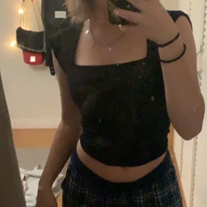 Svart/vit tröja  - Säljer mina tröjor från Gina då dom bara ligger i min garderob och inte gör någon använing längre💖  Så dom är som nya💗 Båda är i storlek XS men passar mig i s, en för 70💗  Köparen står för frakt!