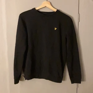 Sweatshirt storlek S - En svart sweatshirt med märket Lyle & scott i storlek S