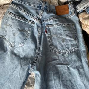 jag säljer dessa snygga ”high loose” levis jeans som är använda ungefär 5 ggr, de är högmidjade och sitter som en smäck men inget för mig längre❤️❤️ skriv pm om du är intresserad❤️❤️