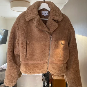 Teddyjacka  - Vinterjacka i teddy från Nakd!! Köparen står för frakten/mötas i Uppsala 💖💖❤️😋