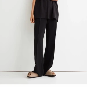 Kostymbyxa St. 40 - Superbekväma och fina kostymbyxor, dom är lång i benen då jag som är 170 behövde sy upp dom cirka 1/2 cm. Använd ett fåtal gånger.