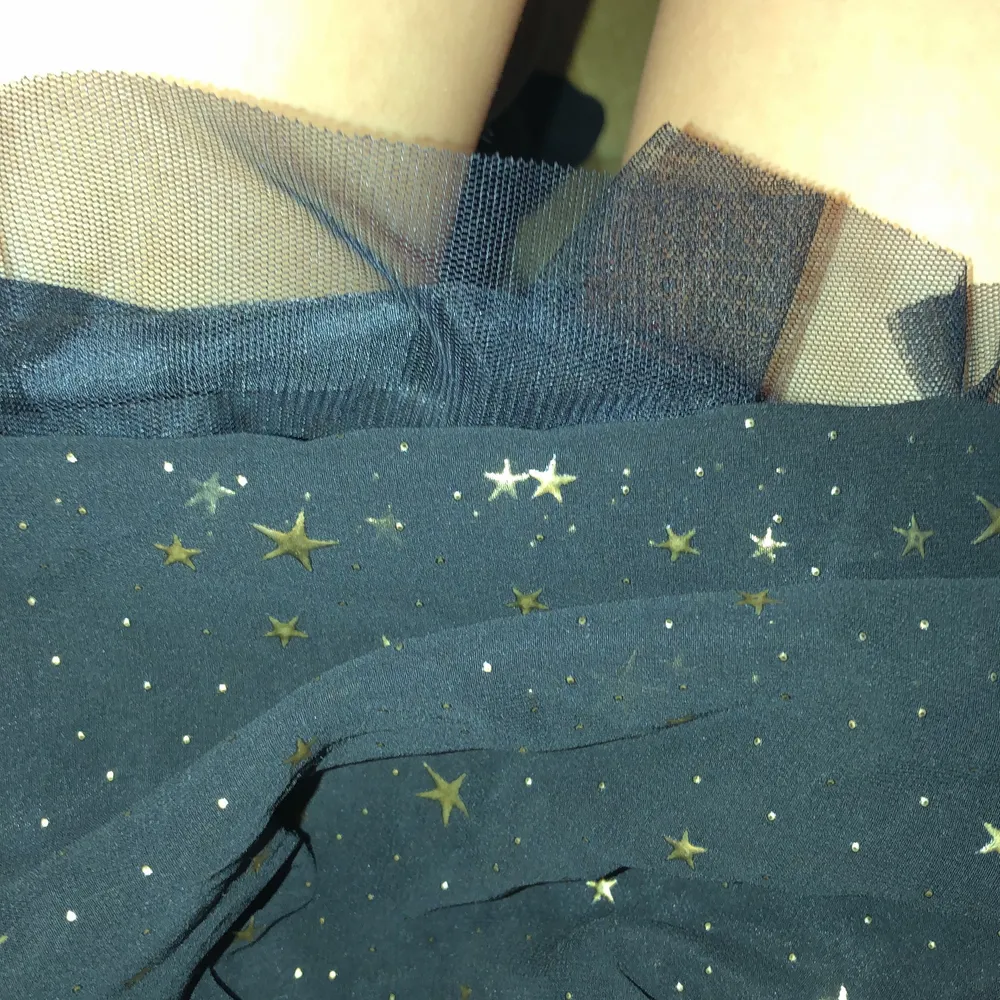 Volang kjol med guldiga stjärnor . Kjolar.