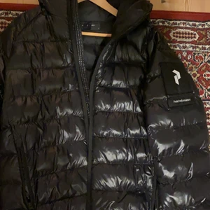 Peak performance jacka storlek M  - Ny skick 10/10 Herr jacka