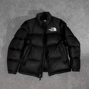 NORTH FACE JACKA - Säljer nu min jättefina North Face jacka i strl. L barn, passar mig som har XS. Bra skick, förutom ett jättelitet hål på ena ärmen men knappt något som syns. köparen står för ev. frakt 🥰 