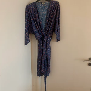 Klänning från Twist & tango  - Fin klänning med snygg detalj vid midjan från Twist & Tango. Använd 2 gånger. 