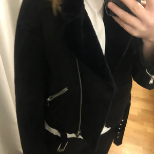 Jacka  - En vinterjacka med mocka material på utsidan och skön päls på insidan (såklart inte äkta päls) jackan är sparsamt använt och är ifrån Gina tricot 💜