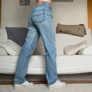 Ljusblå Jeans - Säljer dessa ljusblåa jeans i storlek W32L32, 78cm midja och 80cm innerbenslängd! Jag på bilderna är 172cm lång och brukar bära storlek 38/W28/S-M🖤