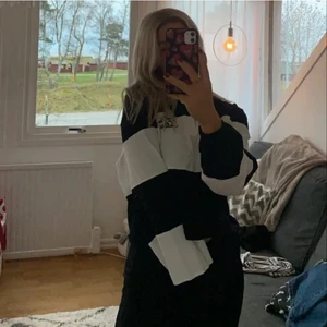 Sweatshirt  - Säljer denna fina tröja som inte kommer till användning🙌🏼 Stl S. Köpren står för frakten!!😇
