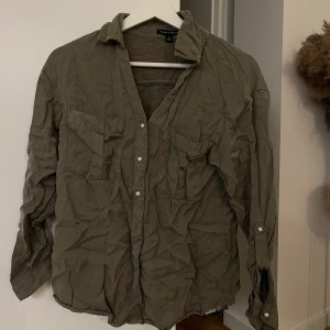 Skjorta  - (Skrynklig efter nedpackning under flytt)