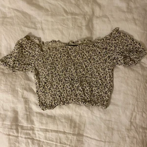 Ljus blommig croptop - Passar både offshoulder och på axlarna