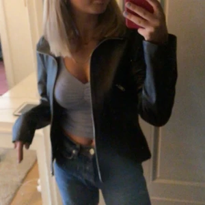 Skinn jacka  - Skinnjacka med silver detaljer. Strl M (mer som en S) Säljer för 100kr😃😄