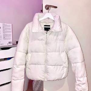 Säljer denna jättefina vita jacka från Lager 157, nyligen köpt så är i väldigt bra skick! Passar bra till vintern då den är väldigt varm 🤍🤍 Lägg bud! 