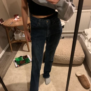 jeans  - Begagnade jeans i rak passform. För stora för mig som är xs, passar S-M.