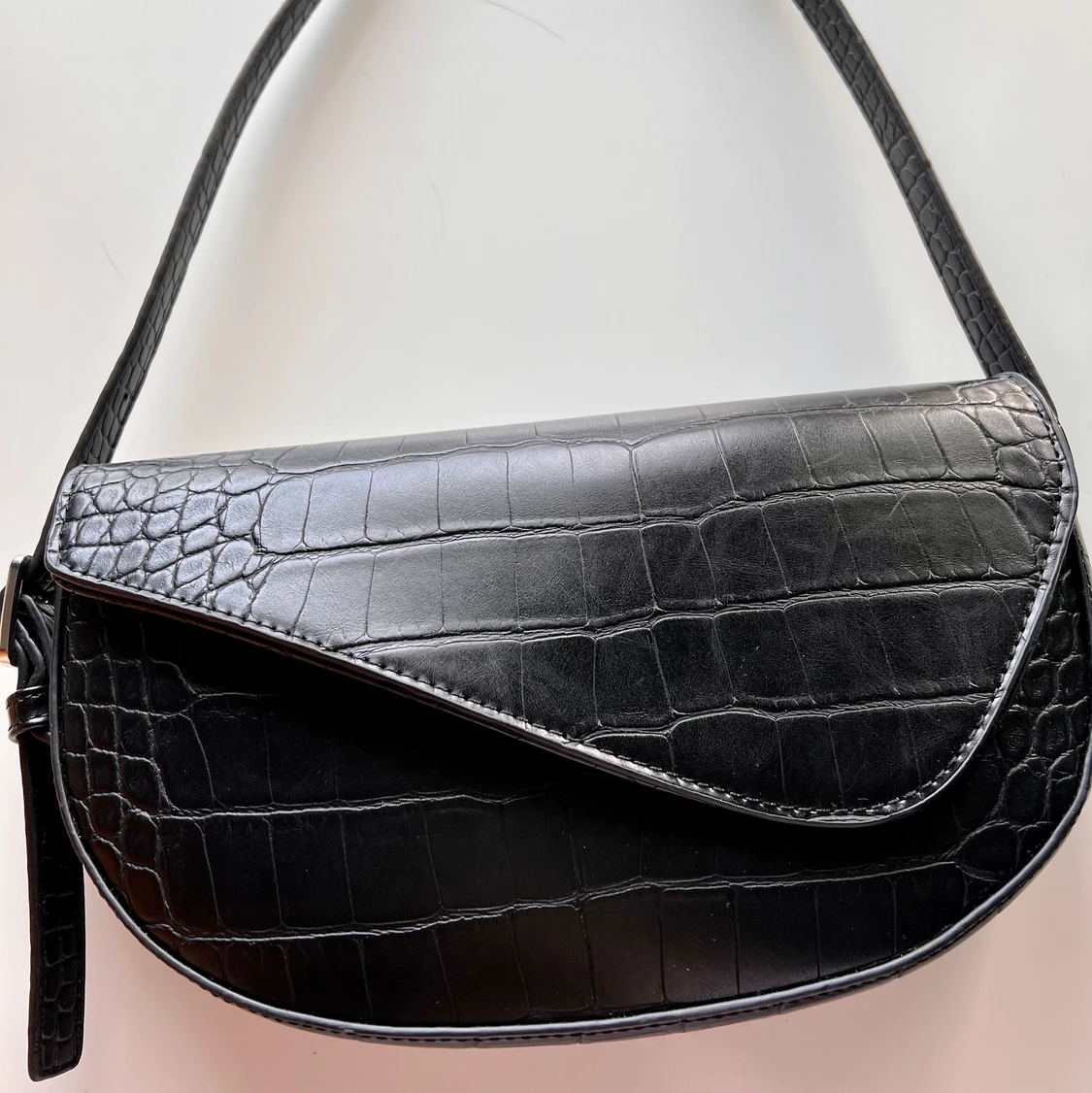 NAKD svart axelväska i sadelmodell