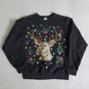 sweatshirt jul - Svart graphic sweatshirt med print på i jultema strl S. 66 kr spårbar frakt.  Skicka meddelande vid frågor/fler bilder!  Notera att små defekter kan finnas då den inte är ny. Större brister nämns tydligt i annonsen/visas på bild. OBS! Bud är bindande!!!!!!!   