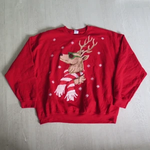 röd sweatshirt - Röd graphic sweatshirt strl XXL. Passar bra som oversize om man har mindre strl :) 66 kr spårbar frakt.  Skicka meddelande vid frågor/fler bilder!  Notera att små defekter kan finnas då den inte är ny. Större brister nämns tydligt i annonsen/visas på bild. OBS! Bud är bindande!!!!!!! 