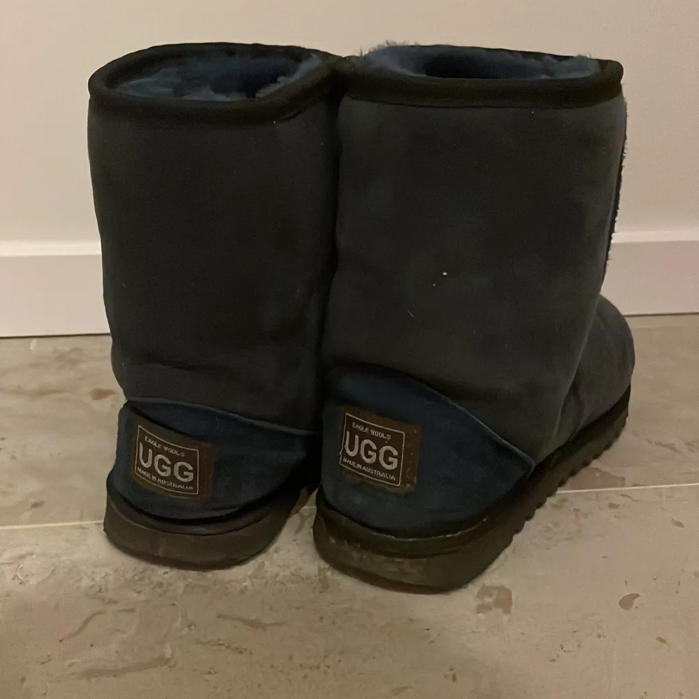 Säljer mina mörkblåa äkta Uggs. Köpta i Australien för ca 1 år sedan. Står ingen storlek men är ca 24,5 cm, står på en storleksguide att det är 38. Använda men inte så mycket. Skickas mot fraktkostnad. . Skor.