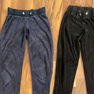 Mjukis  - Två mjukisbyxor, den mörkblåa har ett litet hål vid knäna, annars inga skador alls, de är även låg midja, en kostar 150