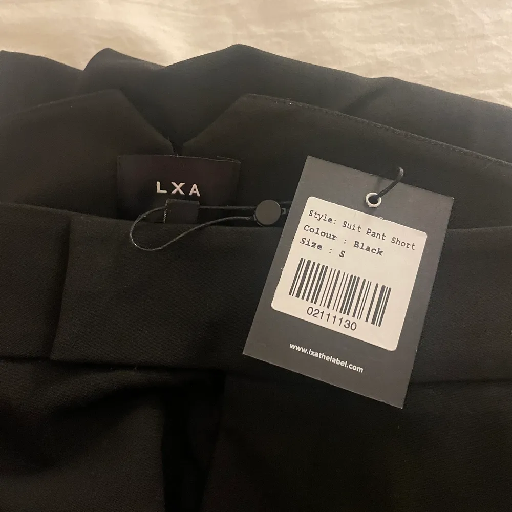 Helt oanvända kostymbyxor från LXA i storleken S, korta modellen. Säljes då de inte passade mig, nypris 899kr.  . Jeans & Byxor.