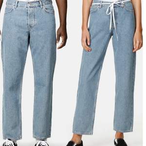 Snygga jeans från sweet sktbs köpta på junkyard i modellen ’BIG SKATE’. Använda men i bra skick! Unisex modell så passar alla!🤩